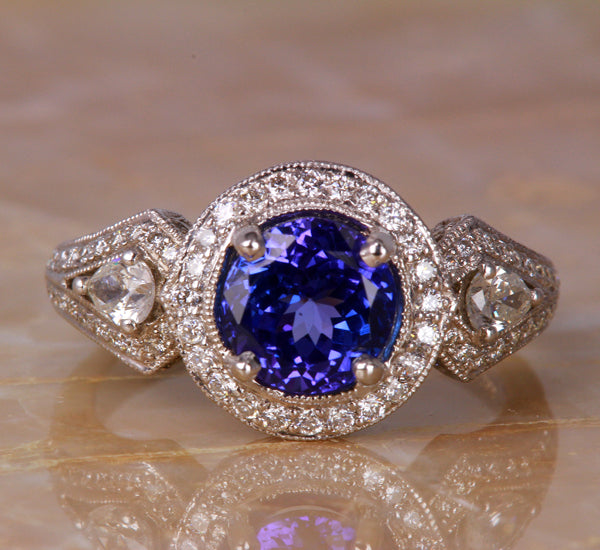 High Quality and Detailed Mounting Set with an Exceptional Colored 1.95 Carat Tanzanite