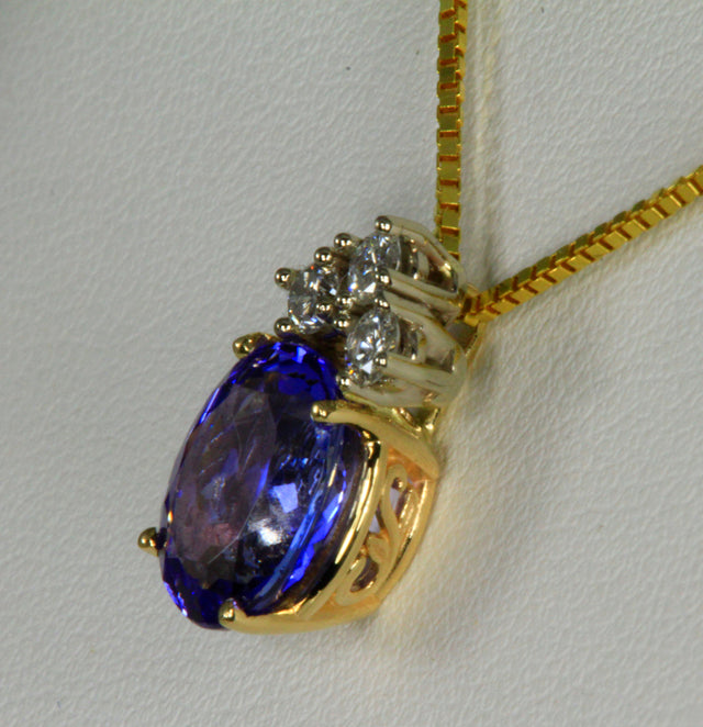 Tanzanite Pendant in 14 kt Yellow Gold 3.22 Carats