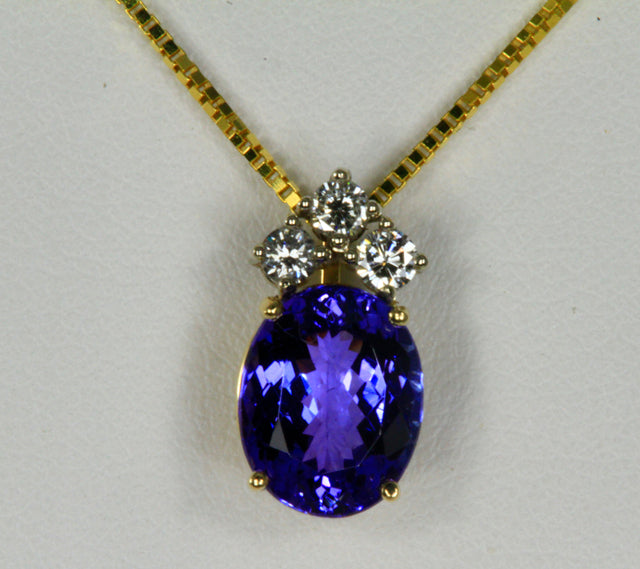 Tanzanite Pendant in 14 kt Yellow Gold 3.22 Carats