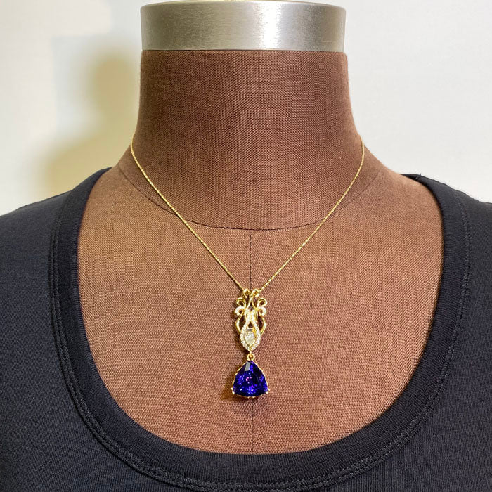 Tanzanite and Diamond Pendant in 18kt Gold 12.87 Carats